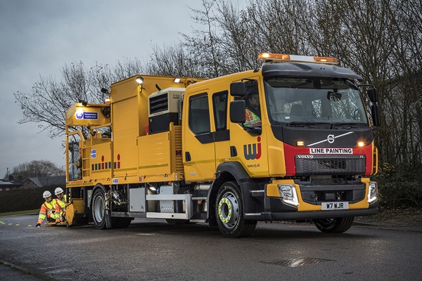 18-tonne Volvo FL with factory-fitted Crew Cab )